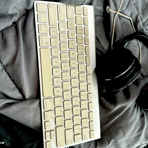Apple keyboard - Picture 1 of 2